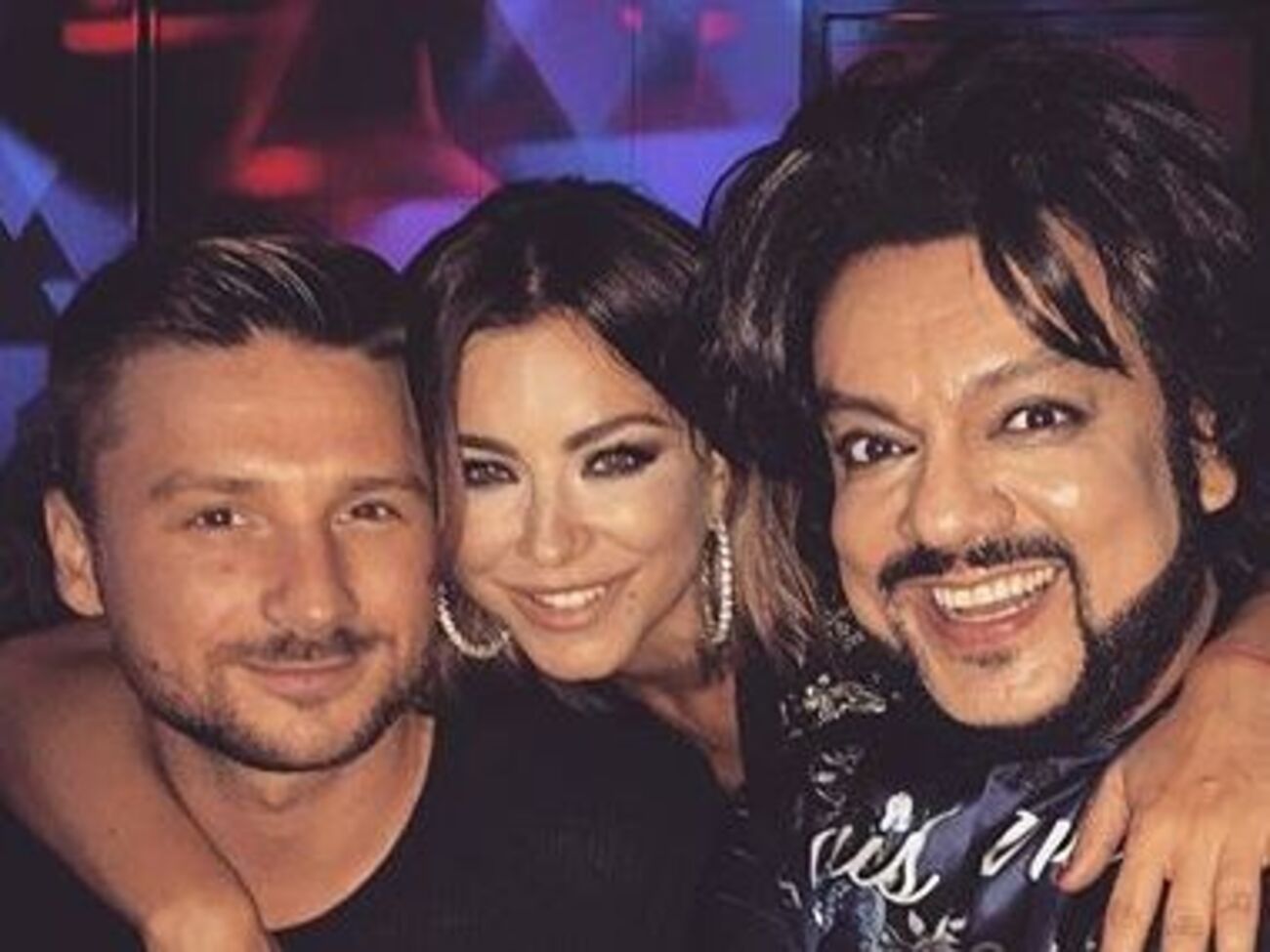 Ани Лорак заключила в объятия российских певцов