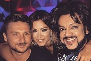 Ани Лорак заключила в объятия российских певцов