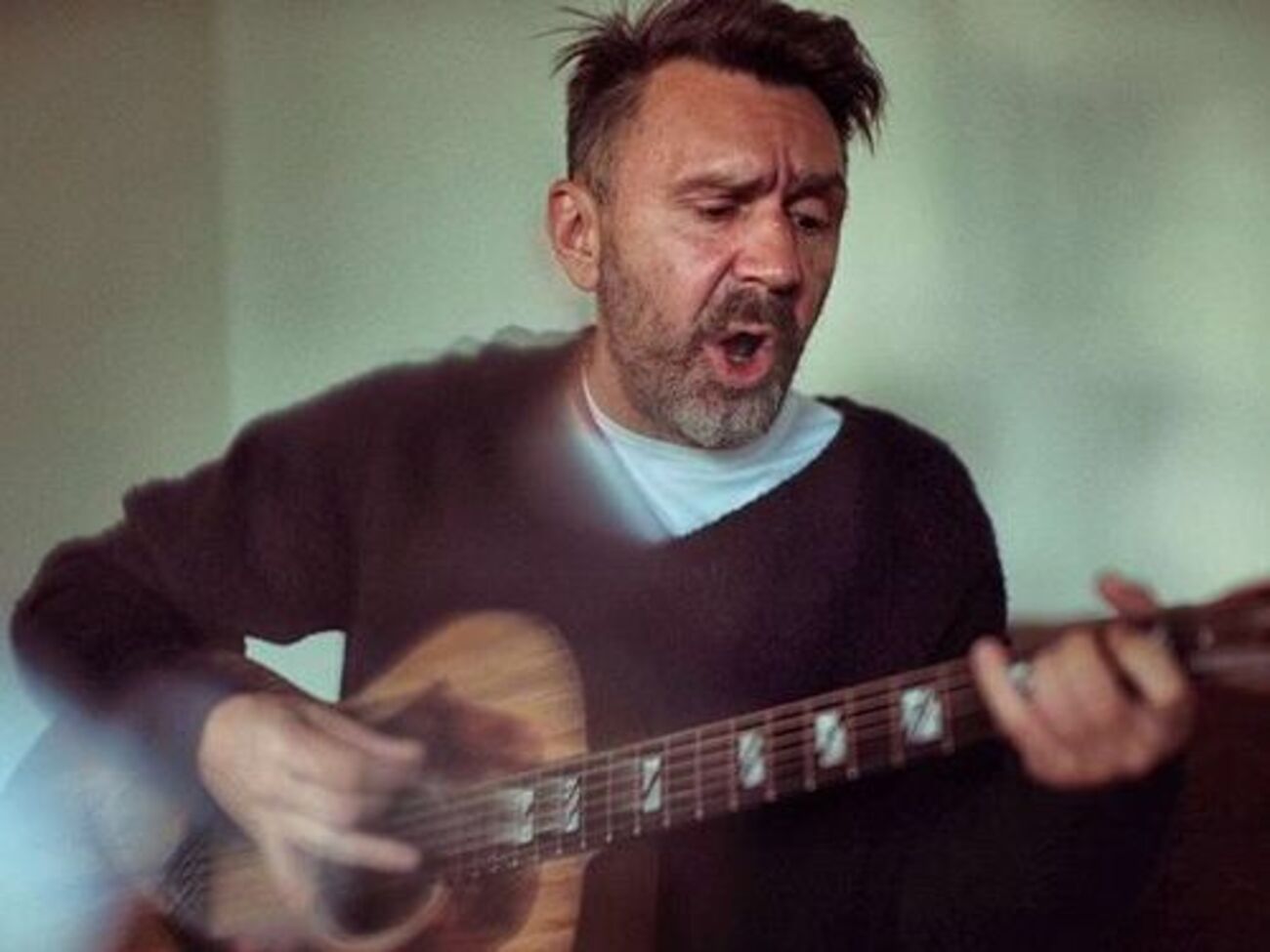 Шнуров: Так я выглядел, когда заканчивал школу. Фото на студенческий сделал перед подачей документов. Серьезный такой и лохматый неформал, просто умора