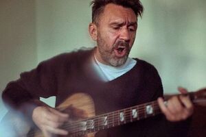 Шнуров: Так я выглядел, когда заканчивал школу. Фото на студенческий сделал перед подачей документов. Серьезный такой и лохматый неформал, просто умора