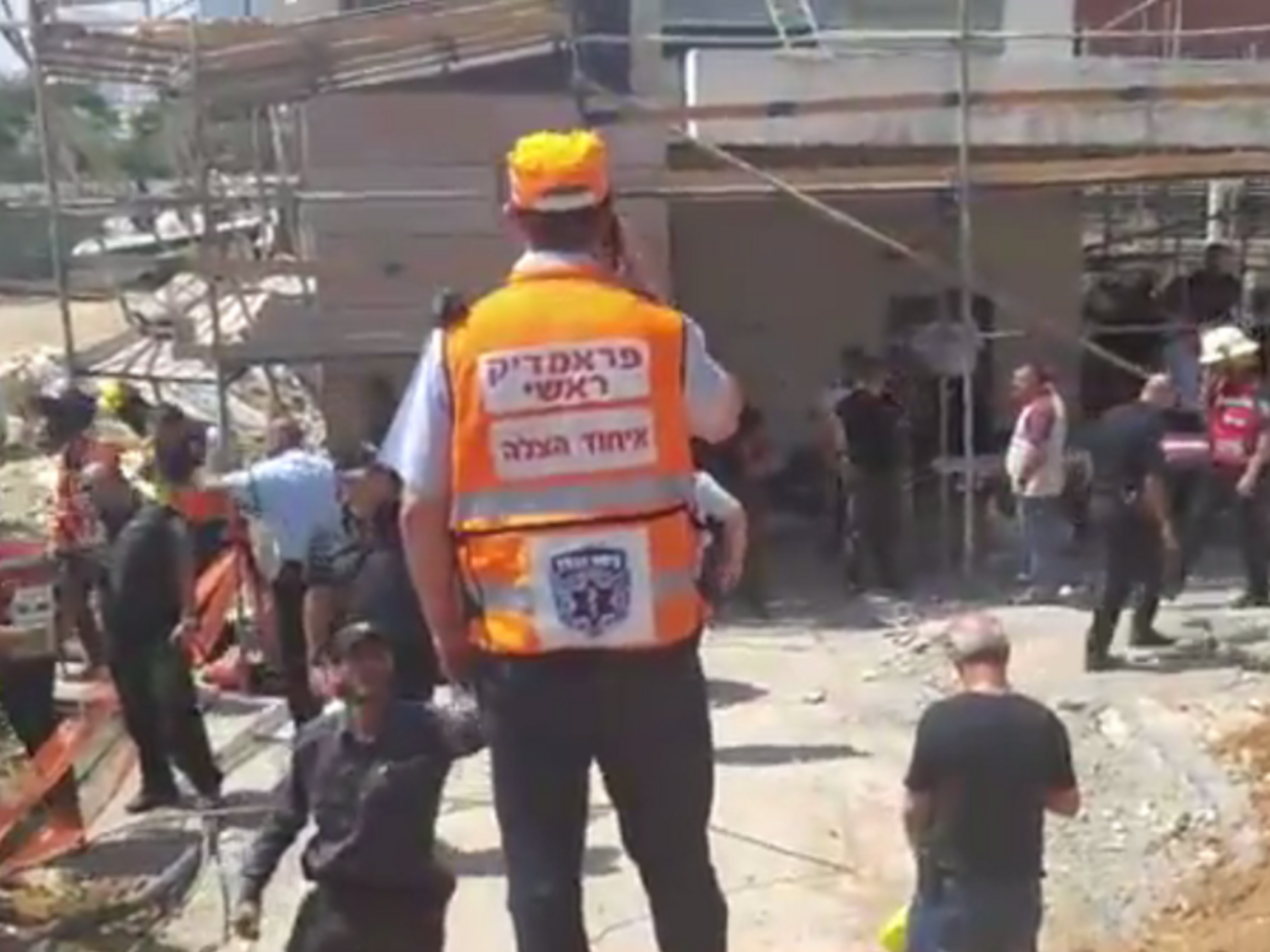 Спасатели ищут людей под завалами