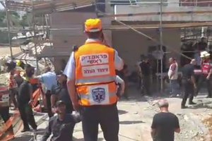 Спасатели ищут людей под завалами