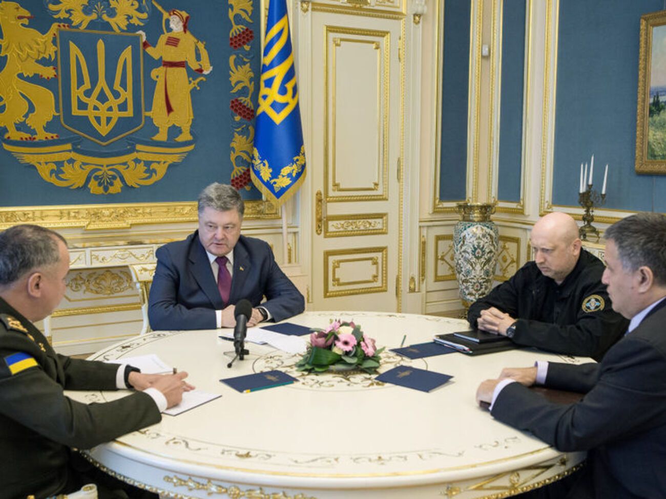 Порошенко поручил Луценко проконтролировать ситуацию с "Интером"