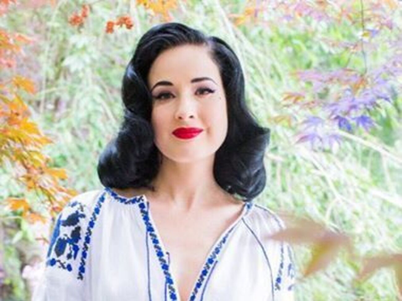 Дита фон Тиз выбрала платье-вышиванку, расшитое синей нитью