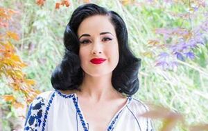 Дита фон Тиз выбрала платье-вышиванку, расшитое синей нитью