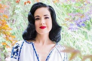 Дита фон Тиз выбрала платье-вышиванку, расшитое синей нитью