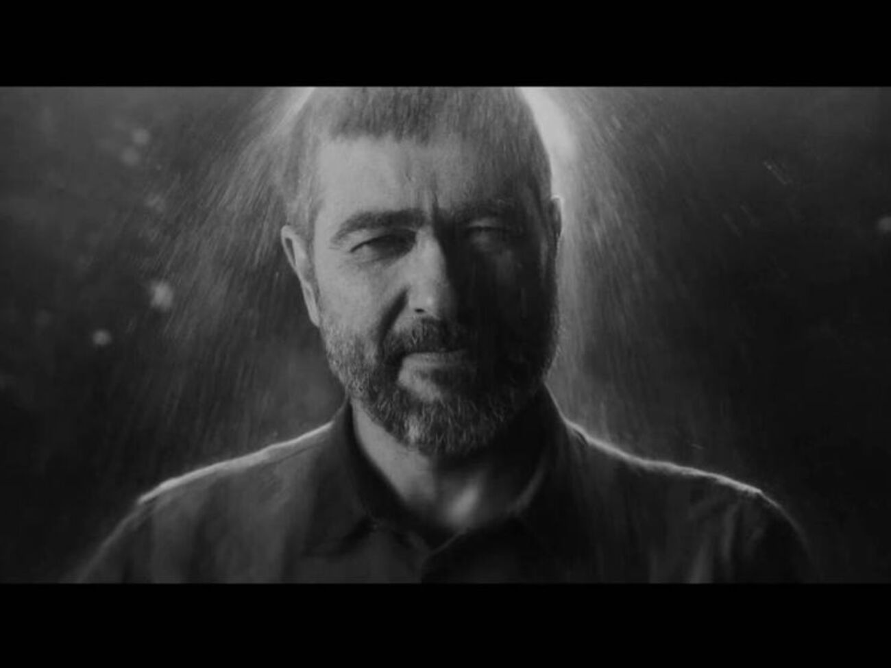 Васильев пел, в то время как на него сыпали песок
