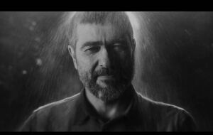 Васильев пел, в то время как на него сыпали песок