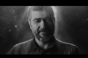 Васильев пел, в то время как на него сыпали песок