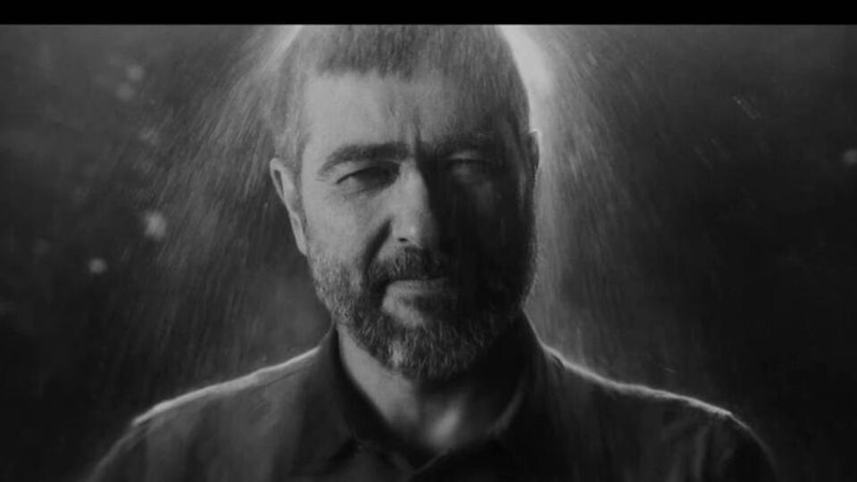 Васильев пел, в то время как на него сыпали песок
