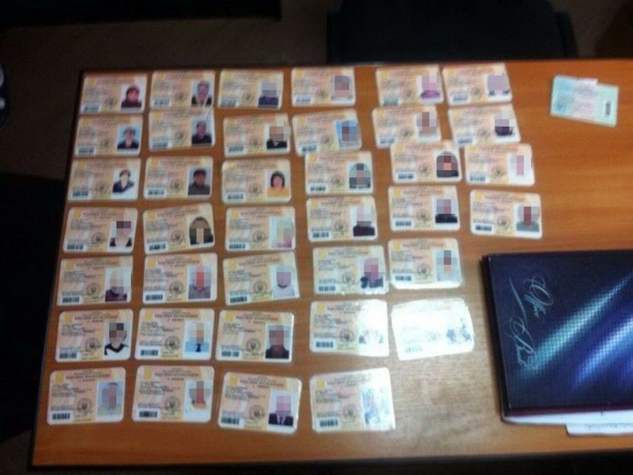 На пункте пропуска "Зайцево" оперативники задержали организатора и участницу группировки, которая переправляла наличность через линию разграничения