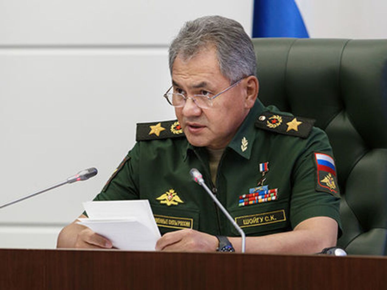 Ошибка Шойгу в том, что "нельзя быть слишком близко к лидеру нации", отметил Коржаков