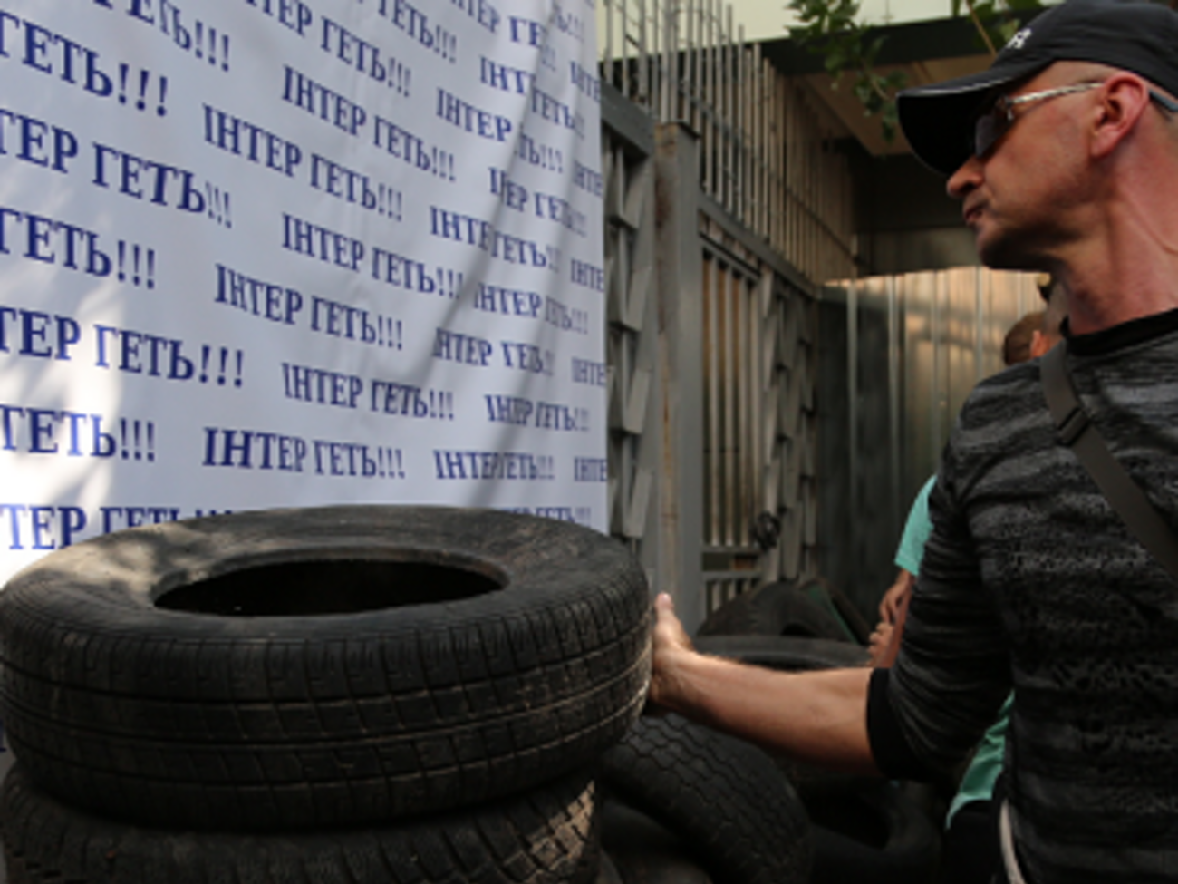 Сегодня у здания телеканала "Интер" началась бессрочная акция протеста