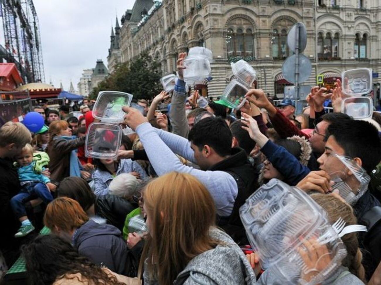 В Москве толпа устроила давку, чтобы получить бесплатный греческий салат