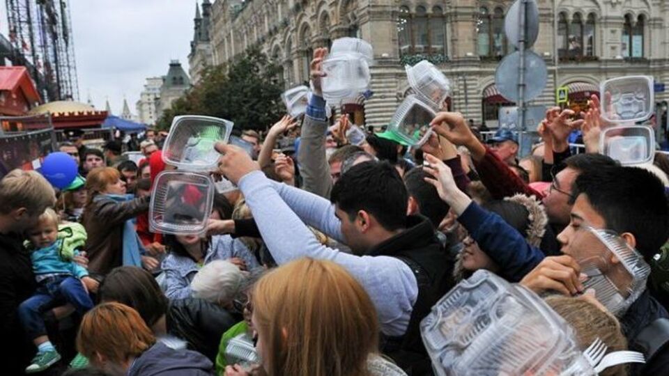 В Москве толпа устроила давку, чтобы получить бесплатный греческий салат