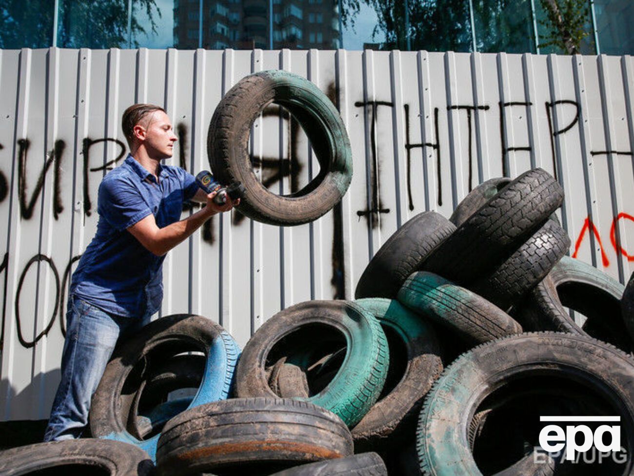 Протестующие под "Интером" пообещали не жечь шины