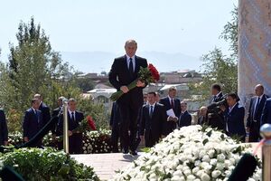 Путин возложил цветы к месту захоронения Каримова в его родном городе Самарканде