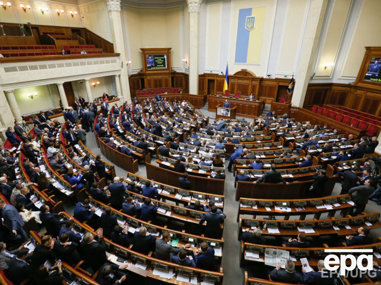 Семь депутатов приняли присягу