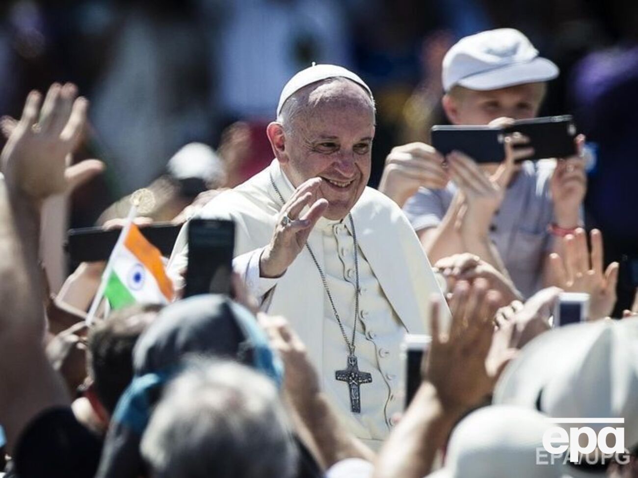 Правоохранители подарили настоятелю Ватикана свою кепку