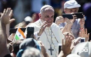 Правоохранители подарили настоятелю Ватикана свою кепку