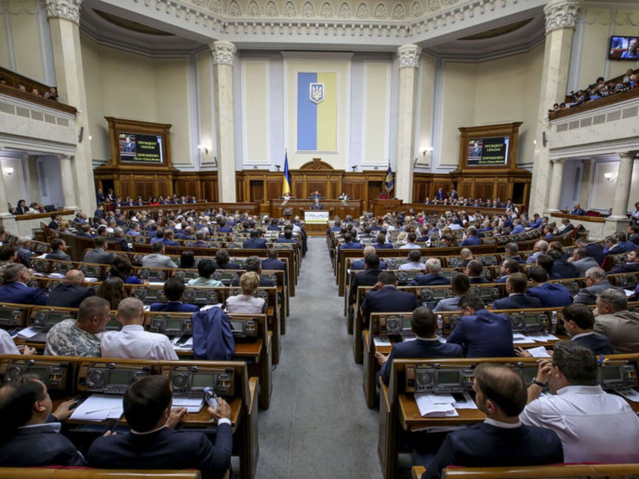 Рада возобновила работу после полуторамесячного перерыва