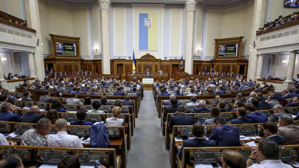 Рада возобновила работу после полуторамесячного перерыва