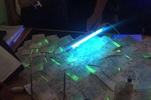 Служащих задержали "на горячем"