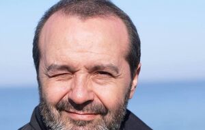 Шендерович: "Левада-центр", включивший в опросник отношения к Путину графу "отвращение", мгновенно объявили иностранным агентом