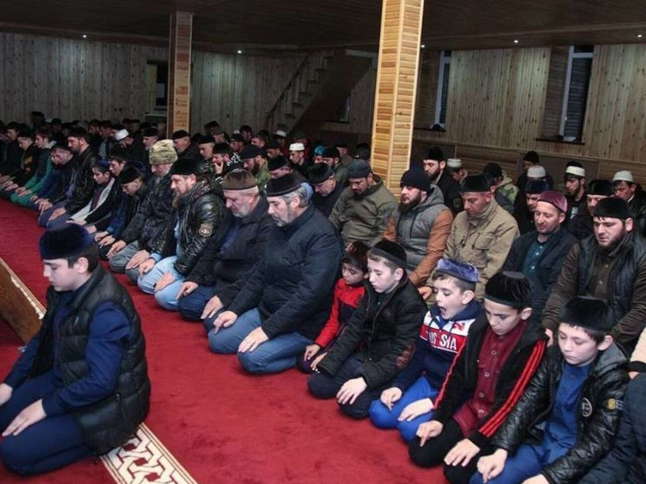 В Чечне отца и сына Кадыровых упоминают во время молитвы