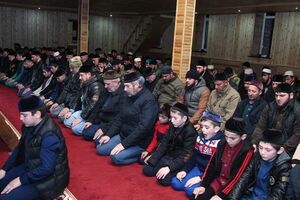 В Чечне отца и сына Кадыровых упоминают во время молитвы