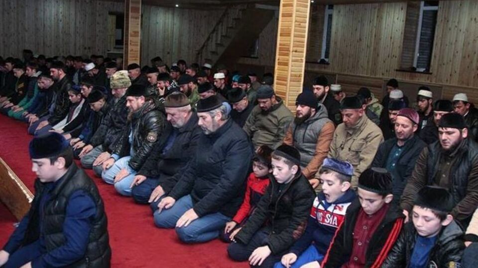 В Чечне отца и сына Кадыровых упоминают во время молитвы