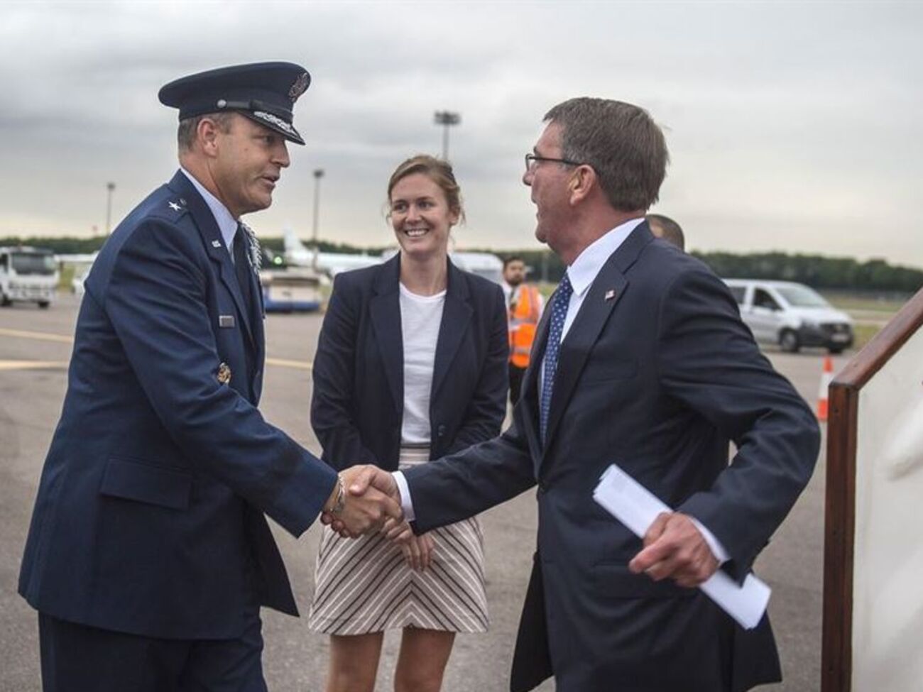 Картер (справа) намерен встретиться в Лондоне с представителями Украины
