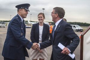 Картер (справа) намерен встретиться в Лондоне с представителями Украины