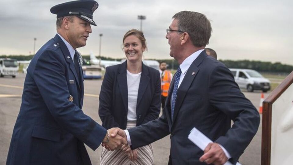 Картер (справа) намерен встретиться в Лондоне с представителями Украины
