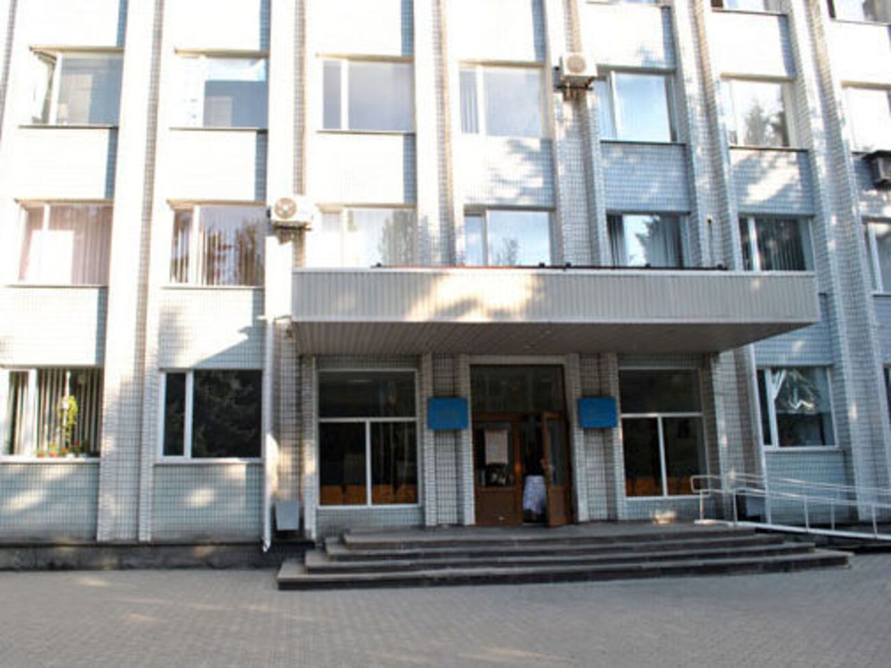 Здание получило незначительные повреждения