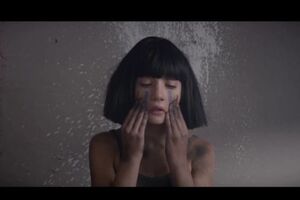Мэдди Зиглер сыграла главную роль в клипе Sia