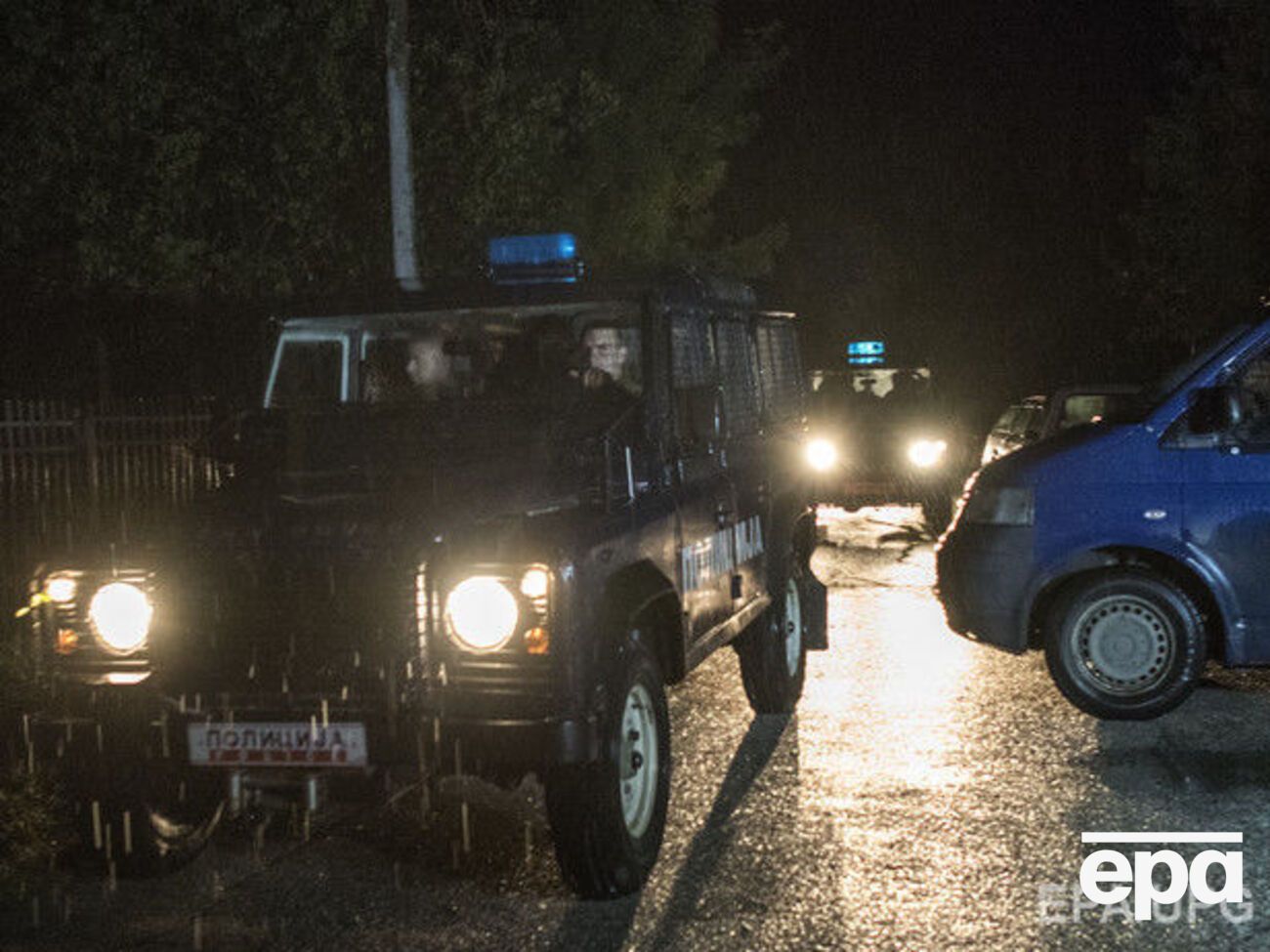 Поиски обломков самолета и тел погибших проходили при сильном ливне