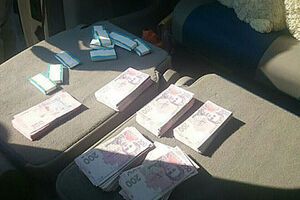 В автомобиле посредника полицейские изъяли 200 тысяч грн