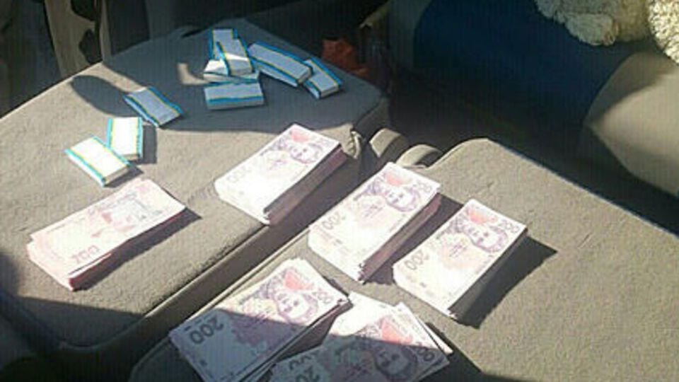 В автомобиле посредника полицейские изъяли 200 тысяч грн