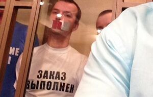 При оглашении приговора крымчане заклеили себе рты и надели футболки "Театр окончен", "Заказ выполнен"