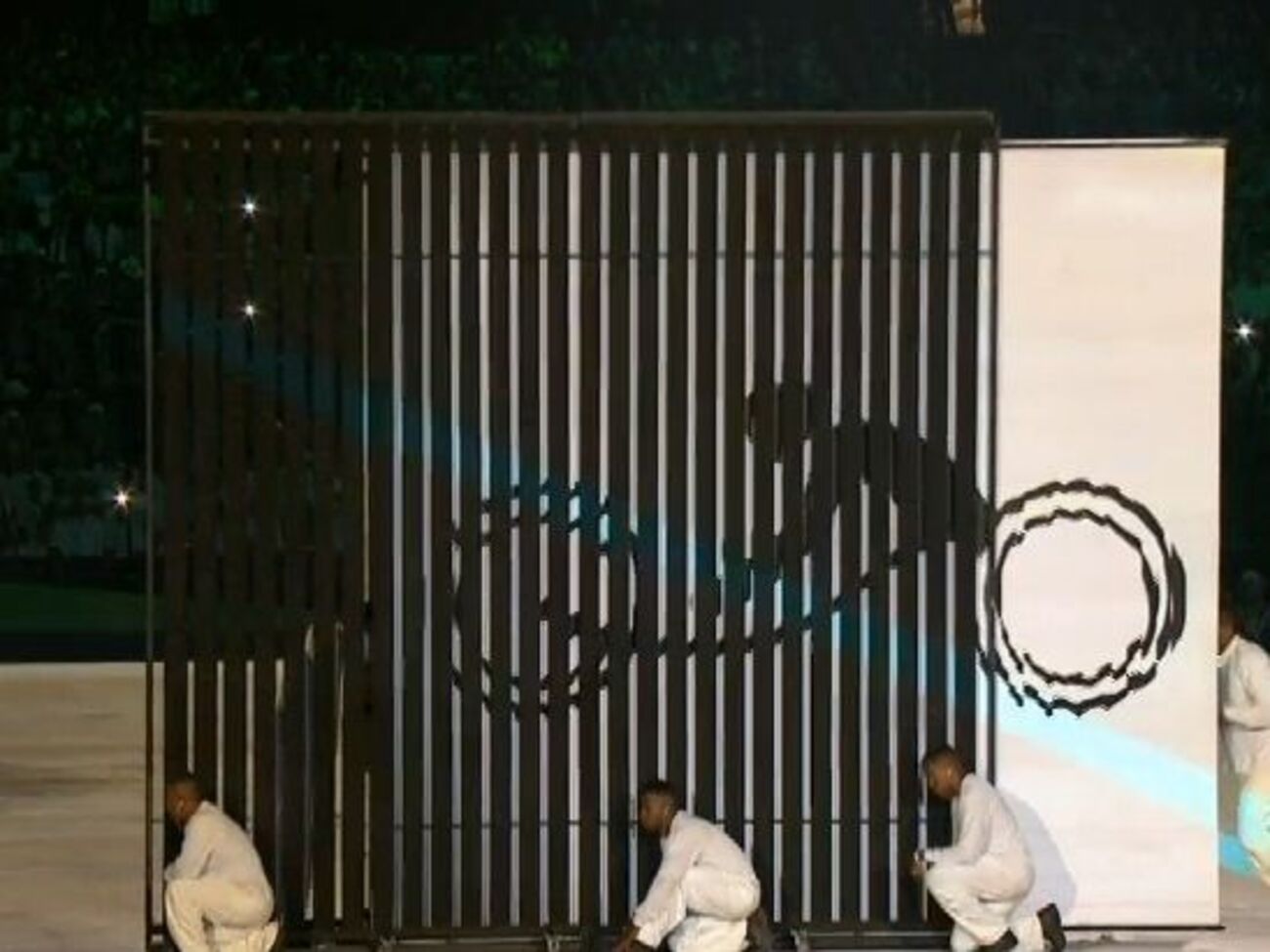 Открытие сопровождалось визуальными эффектами