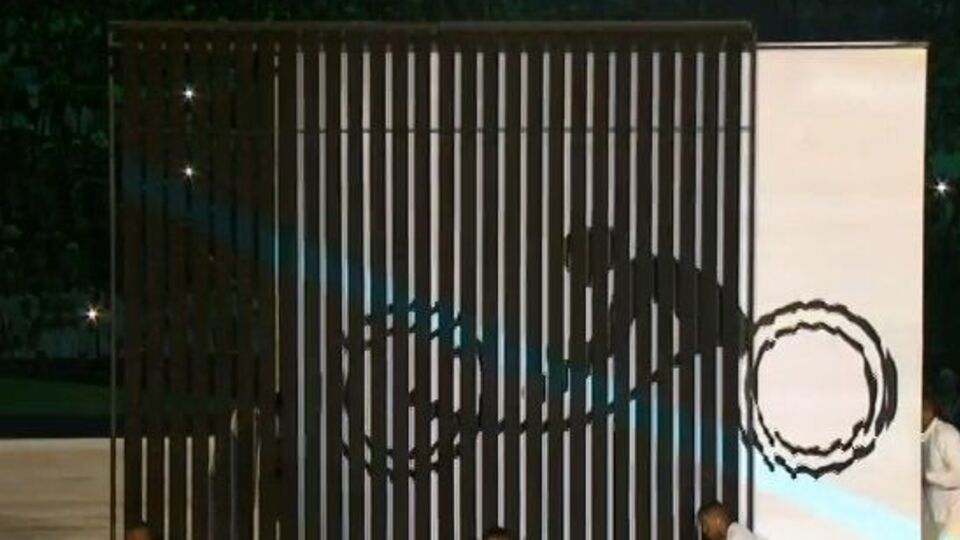 Открытие сопровождалось визуальными эффектами
