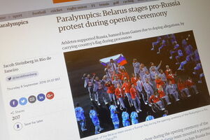 Личность белоруса, который развернул российский флаг, выясняется, пишет The Guardian