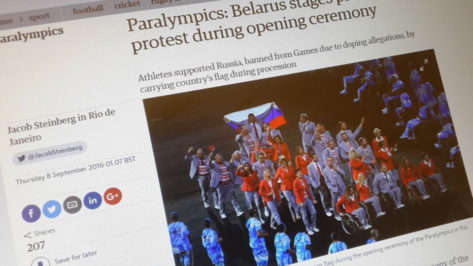Личность белоруса, который развернул российский флаг, выясняется, пишет The Guardian