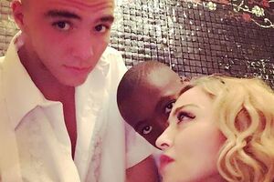 Рокко (слева на фото) переедет в Лондон