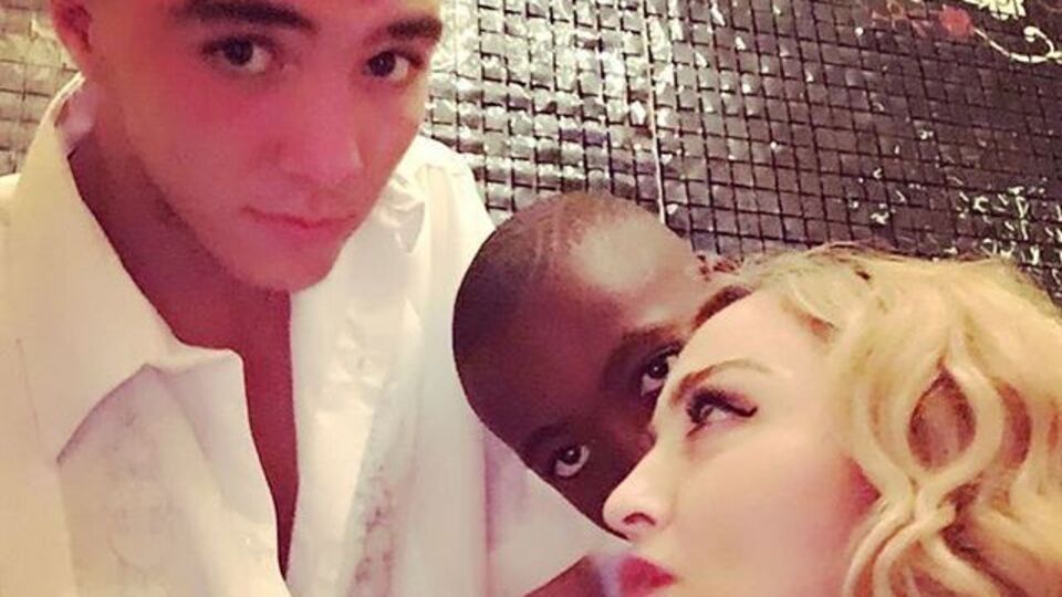 Рокко (слева на фото) переедет в Лондон