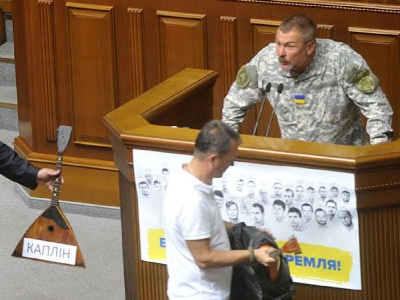 Юрий Береза: От "Народного фронта" народным балалаечникам и каналу "Интер" мы дарим инструменты, на которых они должны работать