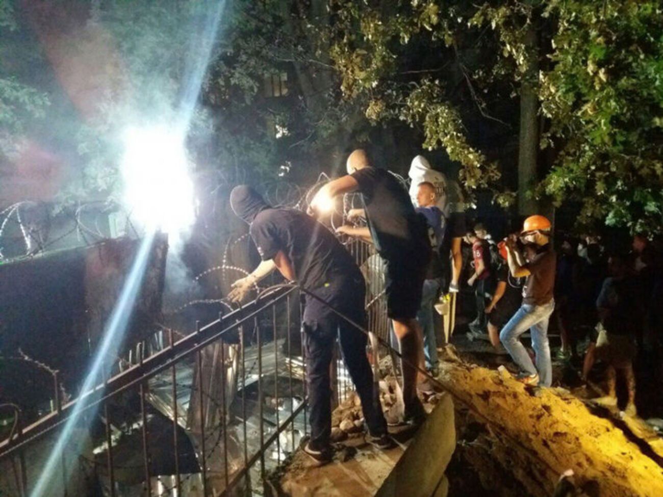 "Азовцы" сносят забор возле застройки в Святошинском районе Киева