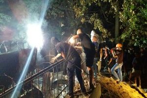 "Азовцы" сносят забор возле застройки в Святошинском районе Киева