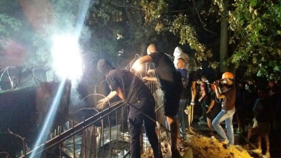 "Азовцы" сносят забор возле застройки в Святошинском районе Киева